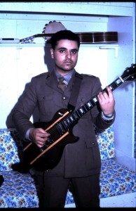 pietro militare con chitarra